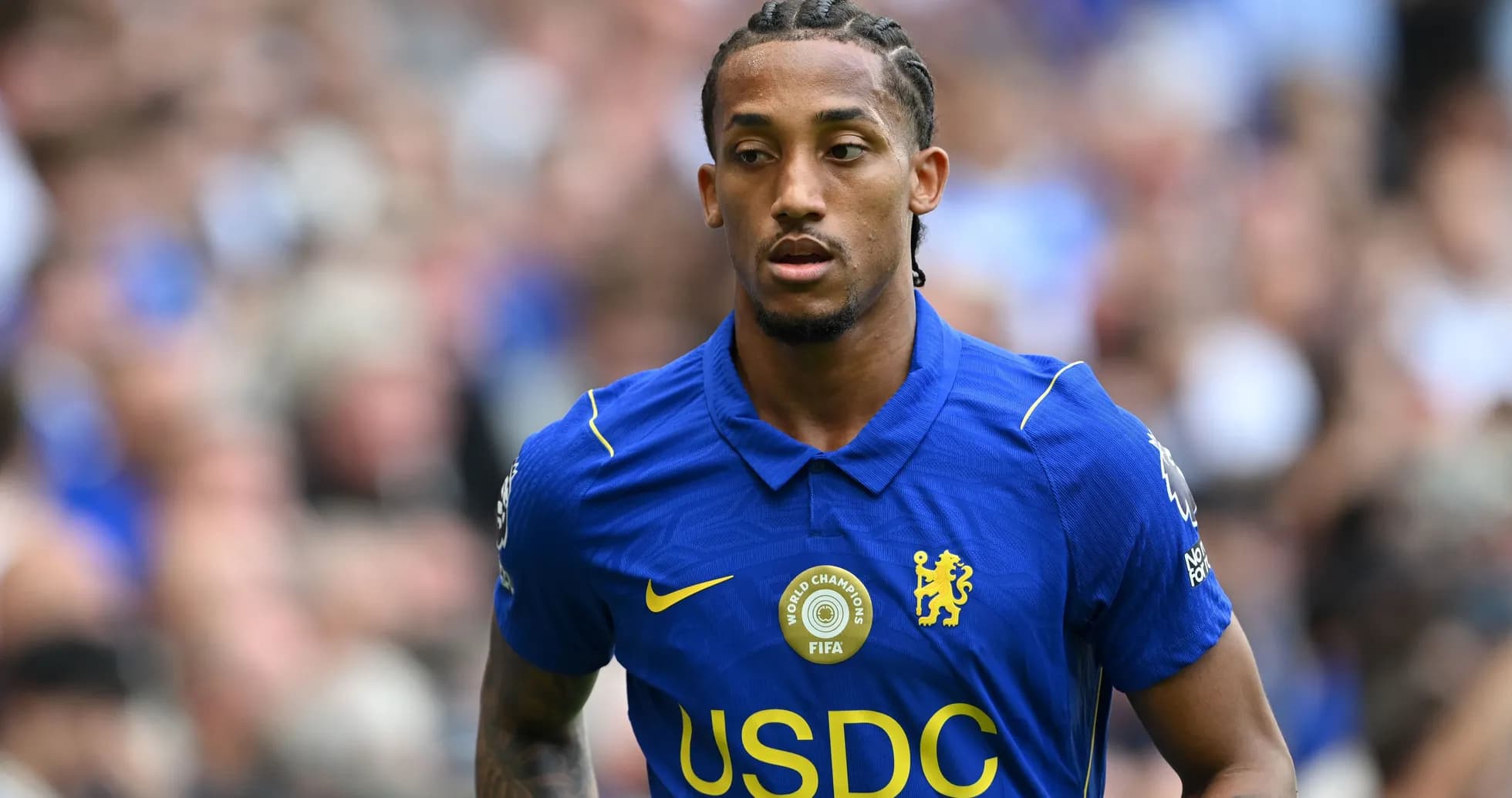 Futbolchi Chelsea formasida maydonga chiqmoqda Futbolchi Chelsea formasida maydonga chiqmoqda
