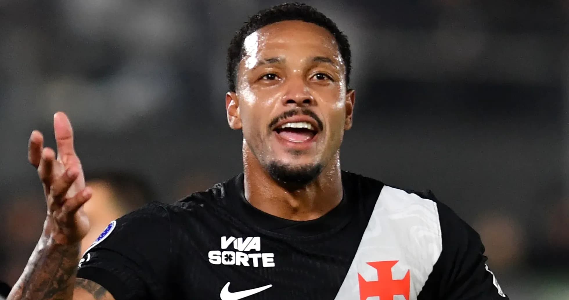 Futbolchi maydonda raqobat qilmoqda Futbolchi maydonda raqobat qilmoqda