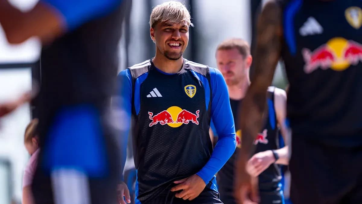 Futbolchi trening paytida kulib yurmoqda Futbolchi trening paytida kulib yurmoqda