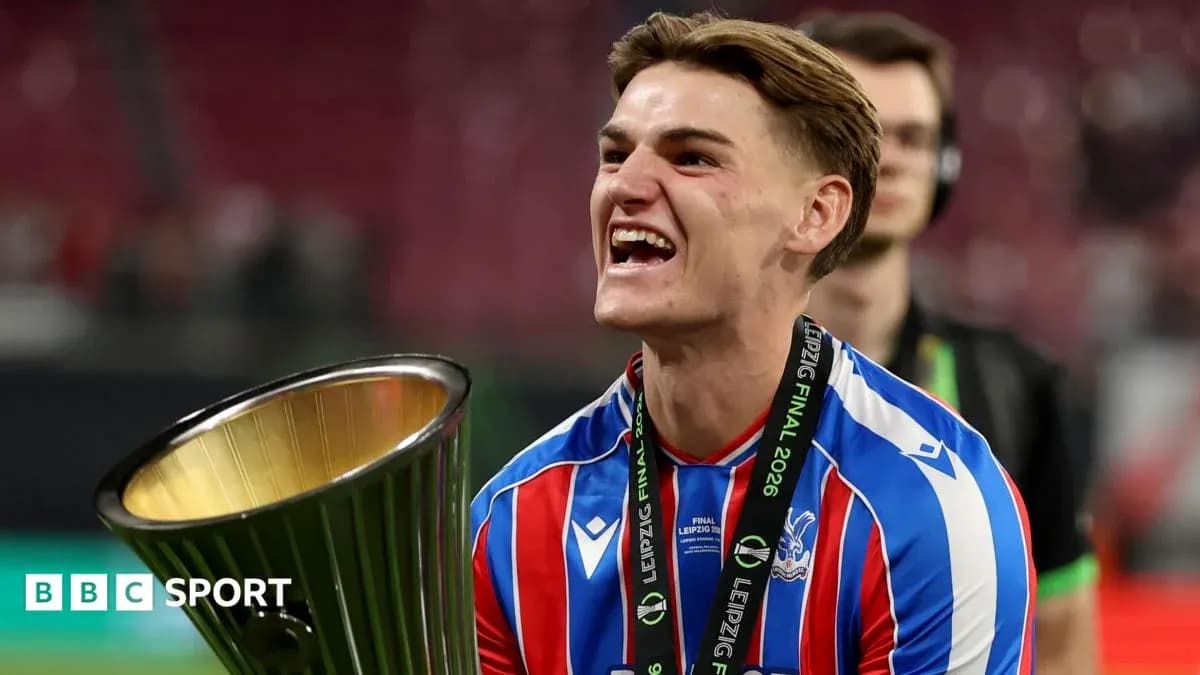 O'yinchi chempionat kubogini ushlab turib baxtiyor O'yinchi chempionat kubogini ushlab turib baxtiyor