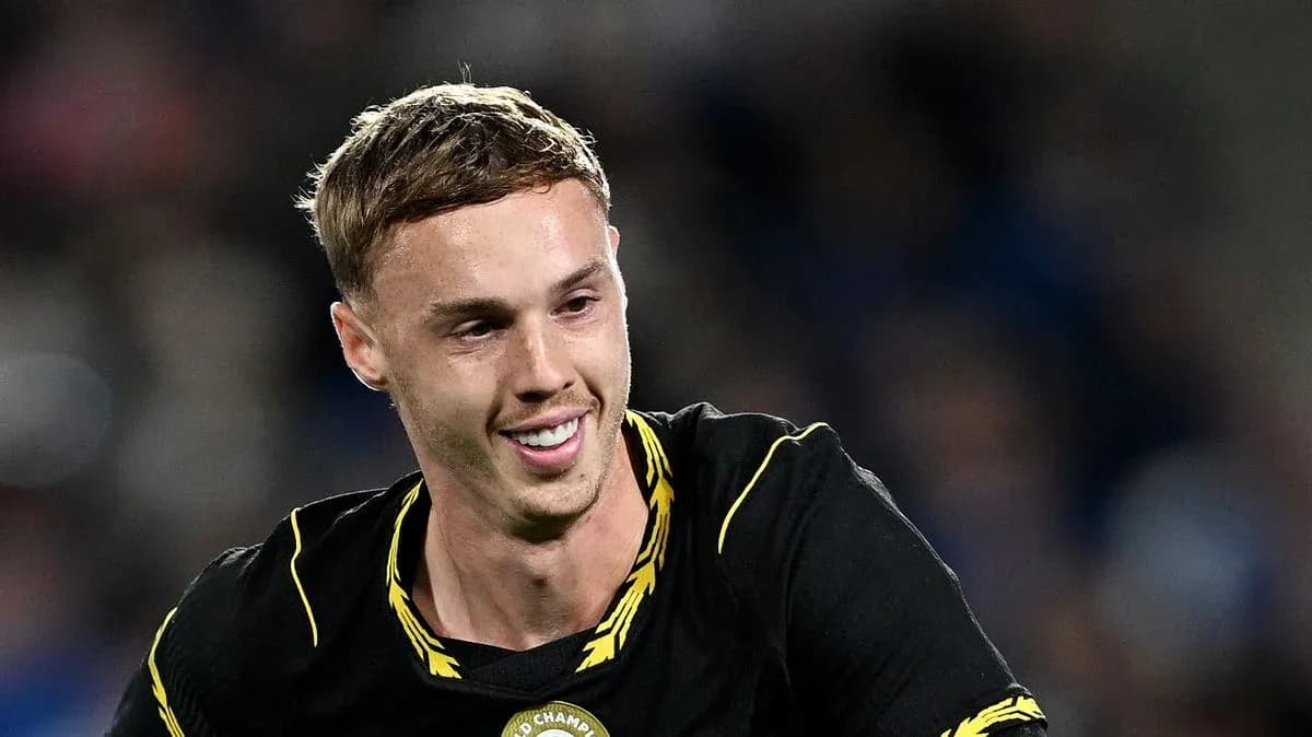 Futbolchi maydonda kulib turib Futbolchi maydonda kulib turib