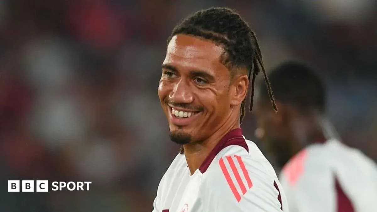 Futbolchi maydonda kulayotgan holda Futbolchi maydonda kulayotgan holda