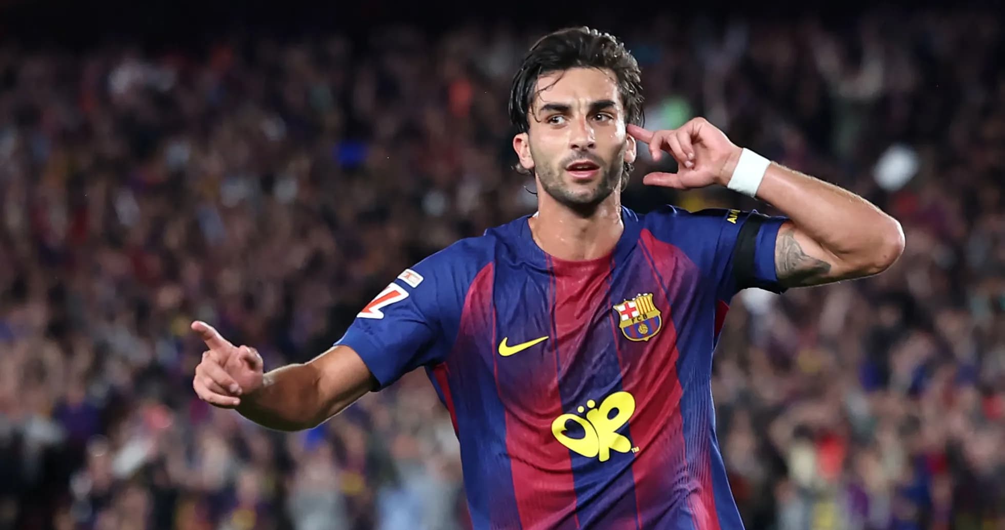 Futbolchi gol urib, muxlislarga quloq tutmoqda Futbolchi gol urib, muxlislarga quloq tutmoqda