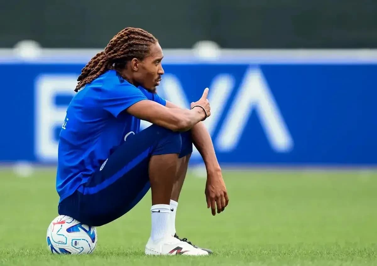 Futbolchi to'p ustida o'tirgan holatda Futbolchi to'p ustida o'tirgan holatda