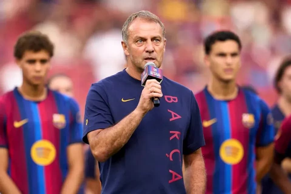 Murabbiy nutq soylayotgan Barçaning o'yinchilari orqasida Murabbiy nutq soylayotgan Barçaning o'yinchilari orqasida