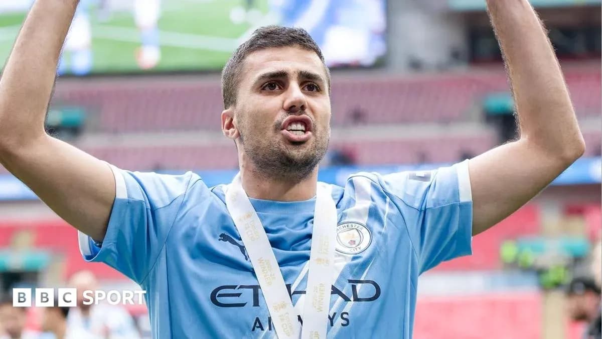 Futbolchi kubok bilan maydonda quvonchda Futbolchi kubok bilan maydonda quvonchda